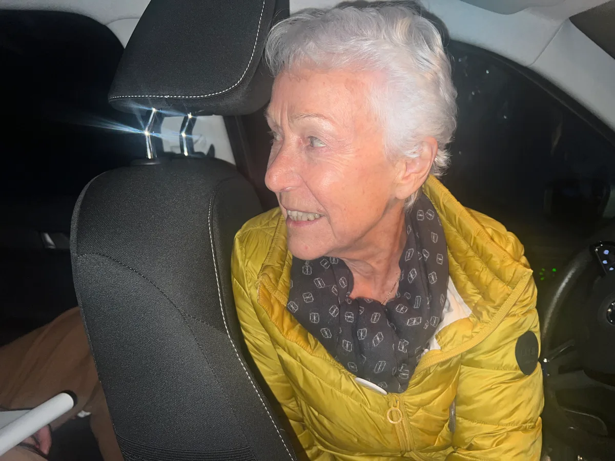 Elisabeth Gubelmann hört Mirya Schwertfeger zu. Interessiert hört Elisabeth Gubelmann der Geschichte von Mirya Schwertfeger zu.